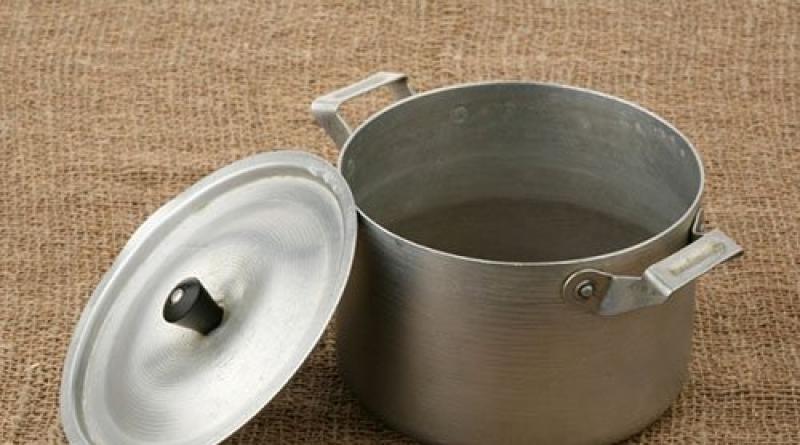 家庭でできるアルミ鍋の掃除方法、内側と外側の黒ずみ、スス、焦げの落とし方